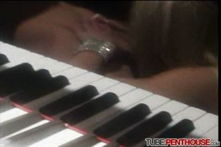 الجنس الساخن بجانب البيانو