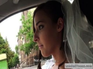 رفض اللسان العروس في السيارة في الأماكن العامة