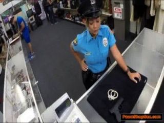 بيادق ضابط الشرطة لها بندقية ومارس الجنس