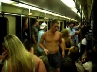 التعري في مترو الانفاق