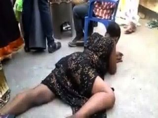 امرأة أفريقية القيام ببعض الرقصات الجنسية