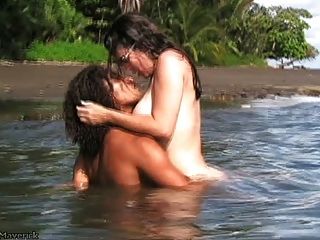نيكي فريتز BJ المتشددين والجنس على شاطئ كوستاريكا