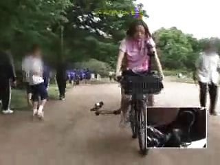 تلميذة يابانية يستمني على دراجة معدلة