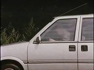 رجل يبلغ من العمر مع عاهرة في السيارة