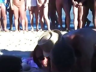 أربعة أصدقاء ممارسة الجنس على الشاطئ عارية أمام حشد