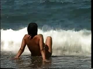 كبير الثدي فتاة عارية على الشاطئ الانفرادي