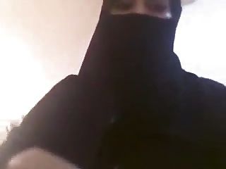 المرأة العربية في الحجاب تبين لها titties