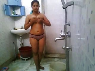الهندي الاستحمام فتاة عارية