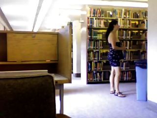 الطالب الذي يذاكر كثيرا مشعر الحصول على عارية في مكتبة