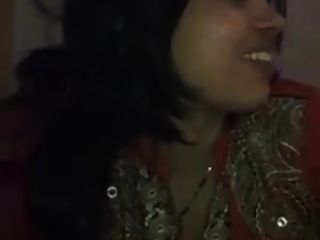 مثير فتاة باكي مع وعاء في السم الصوت الهندية