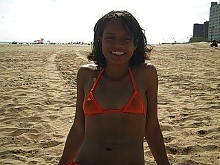 18yr جوهرة يظهر لها كس و أس في غير عارية شاطئ عام!