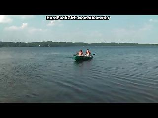 شقراء مارس الجنس من الصعب في قارب على البحيرة ثلاثة شباب