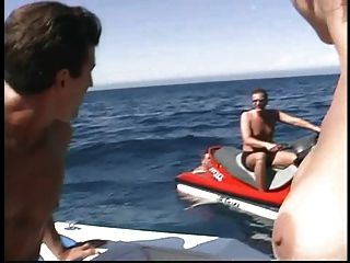 ريان كونر الملاعين في قارب.