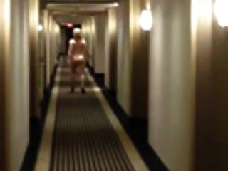 شقراء زوجة يجرؤ على المشي عارية في الفندق