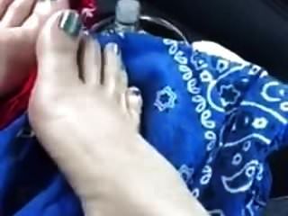 خرق الجوز في جميع أنحاء أصابع قدميها