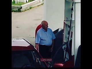 الرجل العجوز القضيب في مضخة الغاز