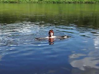 السباحة عارية في نهر الفولغا