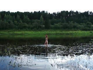 السباحة عارية في نهر الفولغا