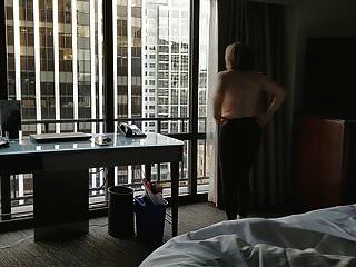 هوتي ناضجة عارية في نافذة الفندق