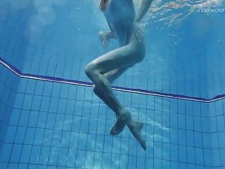 آنا netrebko نحيل صغير في سن المراهقة تحت الماء