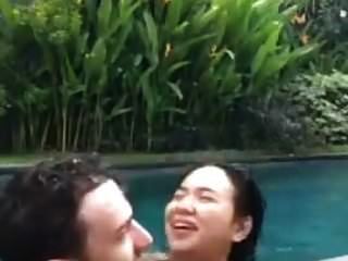 يمارس الجنس مع الإندونيسية في حمام السباحة
