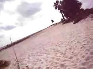 صديقته يقف شخ الشاطئ